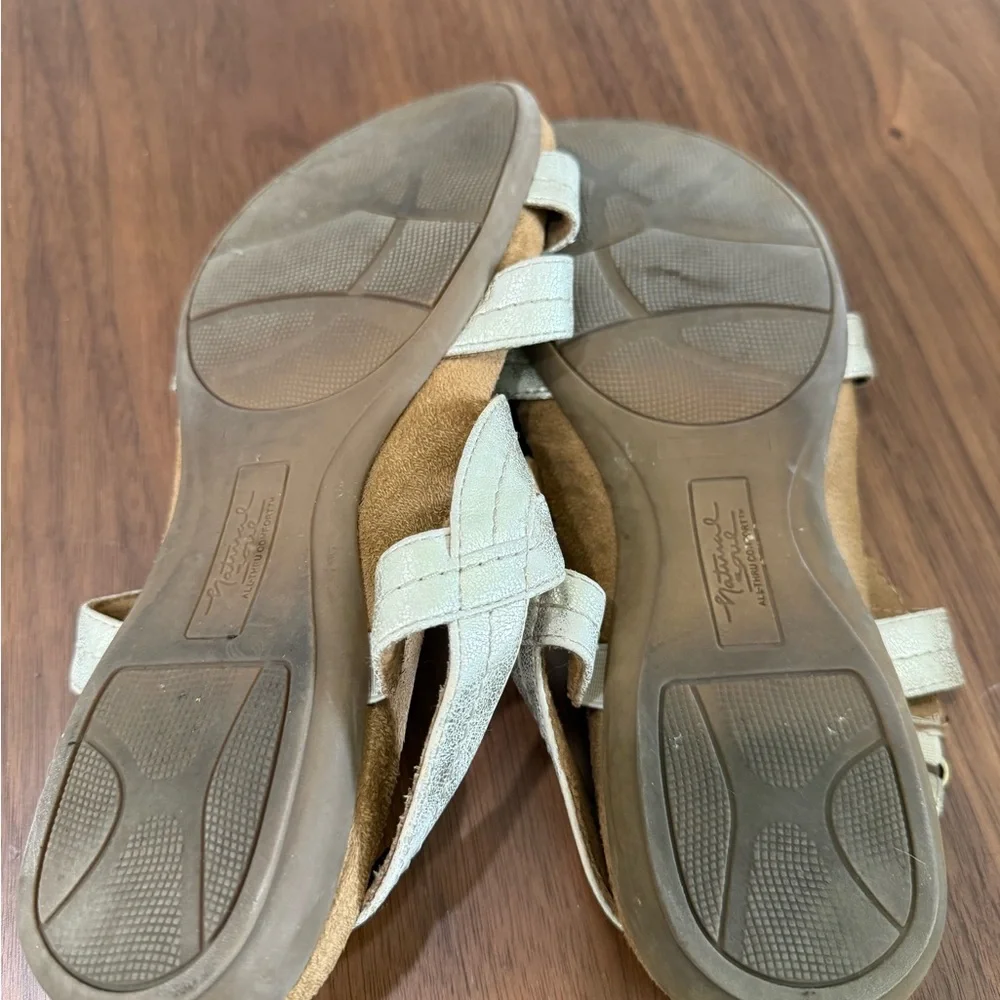 Natural Soul women’s Metallic Floral Strap Sandals - Gold - Picture 4 of 4